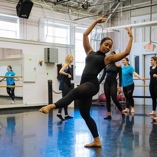 A 跳舞 major student performs in front of the class in a 跳舞 studio.